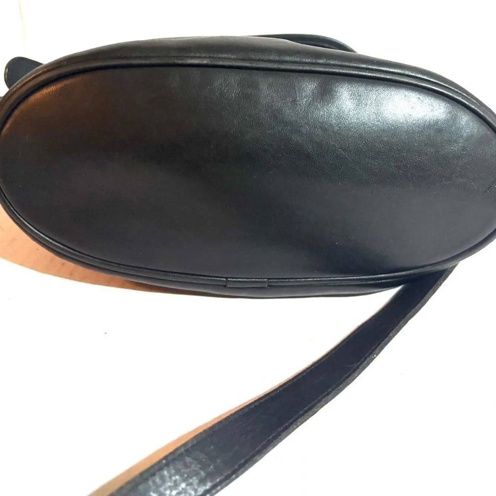 Coach #M5C4150 vintage Black Leather Crossbody Bag